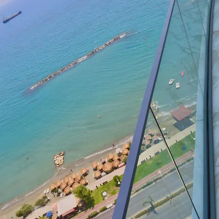 Luxury 1 Bed In Trilogy, Seafront