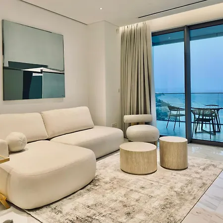 Luxury 1 Bed In Trilogy, Seafront