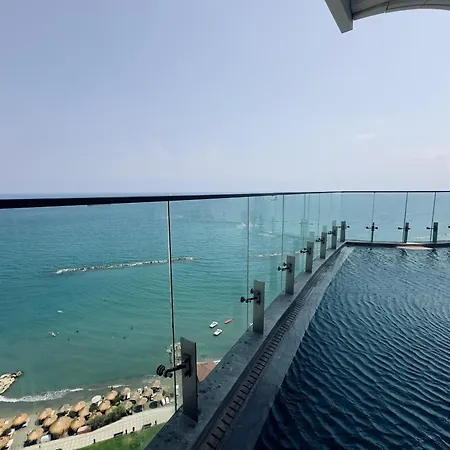 Luxury 1 Bed In Trilogy, Seafront