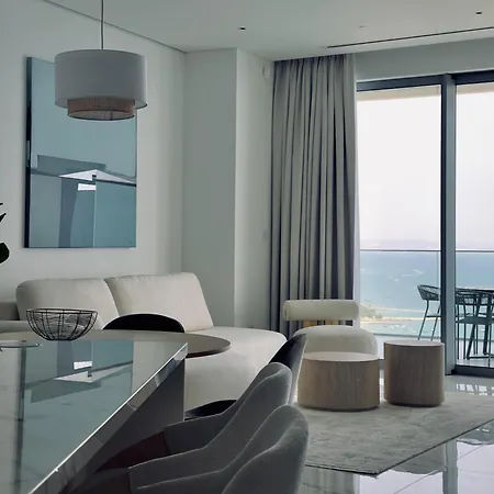 Luxury 1 Bed In Trilogy, Seafront