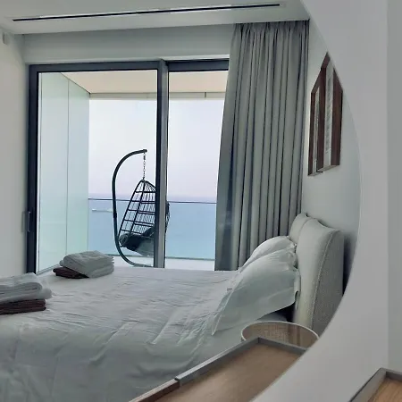 Luxury 1 Bed In Trilogy, Seafront *