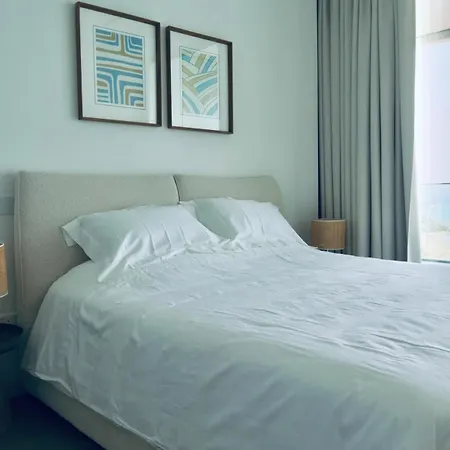 Luxury 1 Bed In Trilogy, Seafront