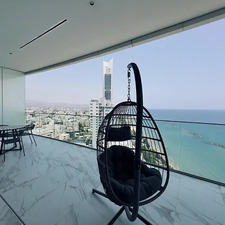 Luxury 1 Bed In Trilogy, Seafront