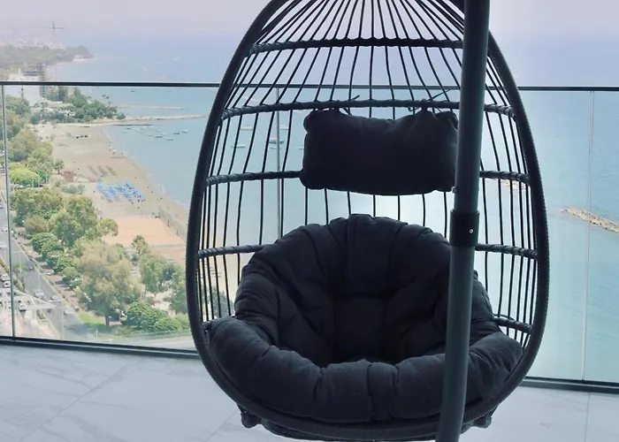 Luxury 1 Bed In Trilogy, Seafront