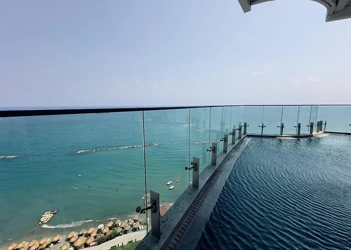 Luxury 1 Bed In Trilogy, Seafront