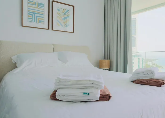 Luxury 1 Bed In Trilogy, Seafront