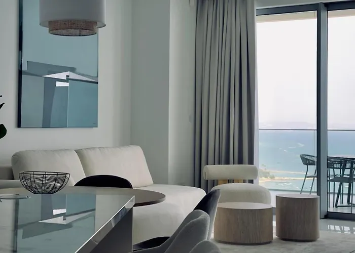 Luxury 1 Bed In Trilogy, Seafront