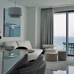 Luxury 1 Bed In Trilogy, Seafront
