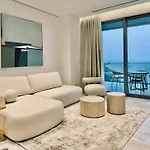 Luxury 1 Bed In Trilogy, Seafront
