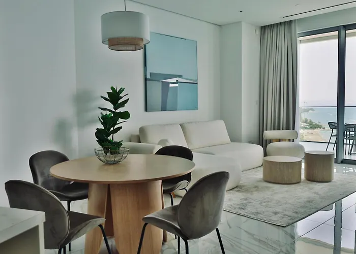 Luxury 1 Bed In Trilogy, Seafront