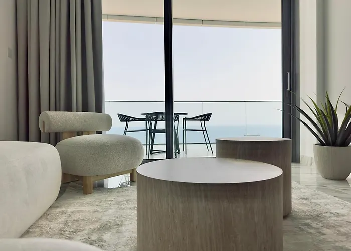 Luxury 1 Bed In Trilogy, Seafront