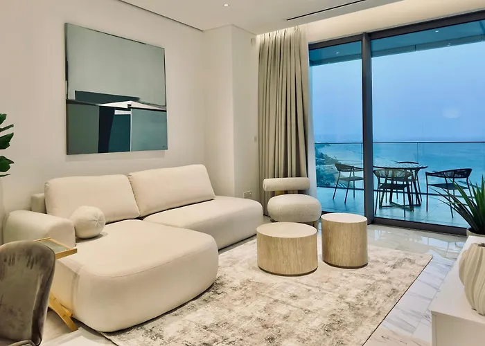 Luxury 1 Bed In Trilogy, Seafront